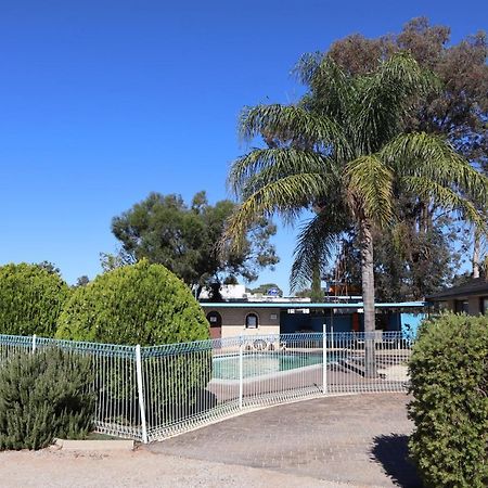 בלראנלד Capri Motel מראה חיצוני תמונה