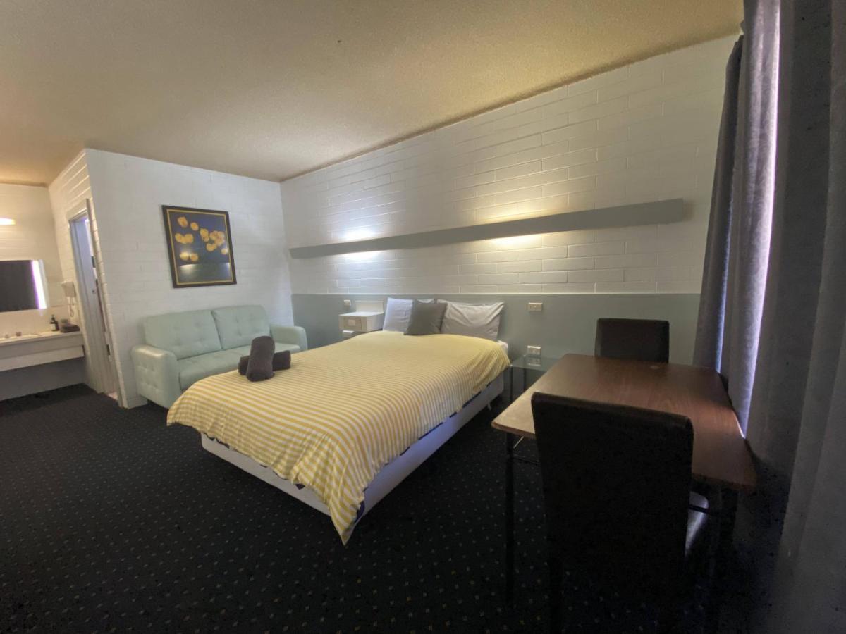 בלראנלד Capri Motel מראה חיצוני תמונה