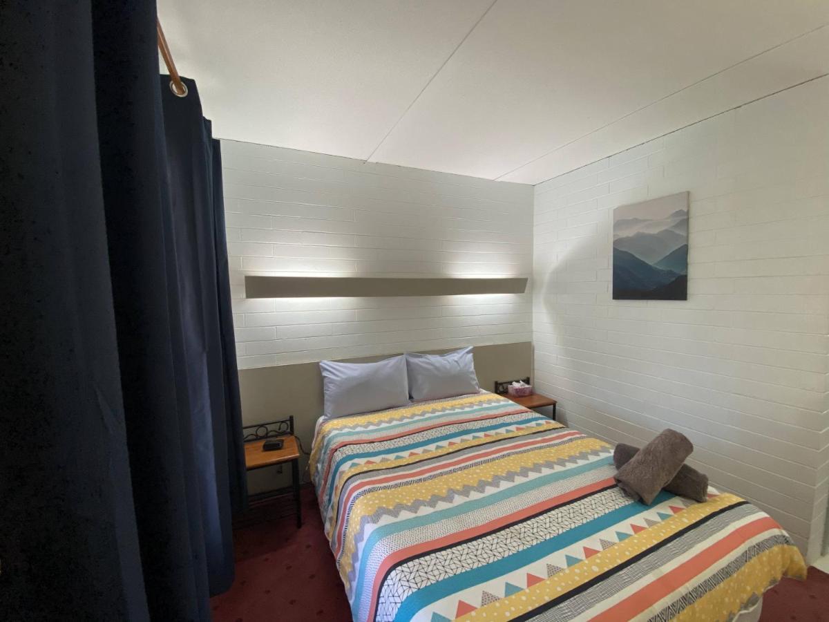 בלראנלד Capri Motel מראה חיצוני תמונה