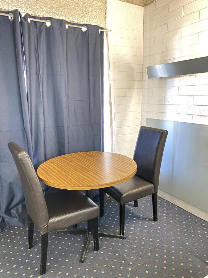 בלראנלד Capri Motel מראה חיצוני תמונה