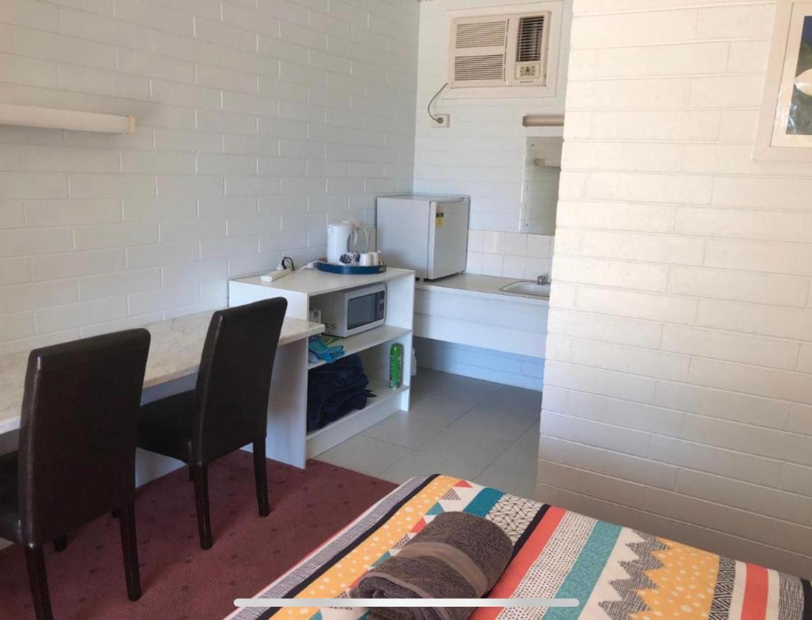 בלראנלד Capri Motel מראה חיצוני תמונה