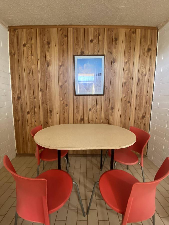 בלראנלד Capri Motel מראה חיצוני תמונה