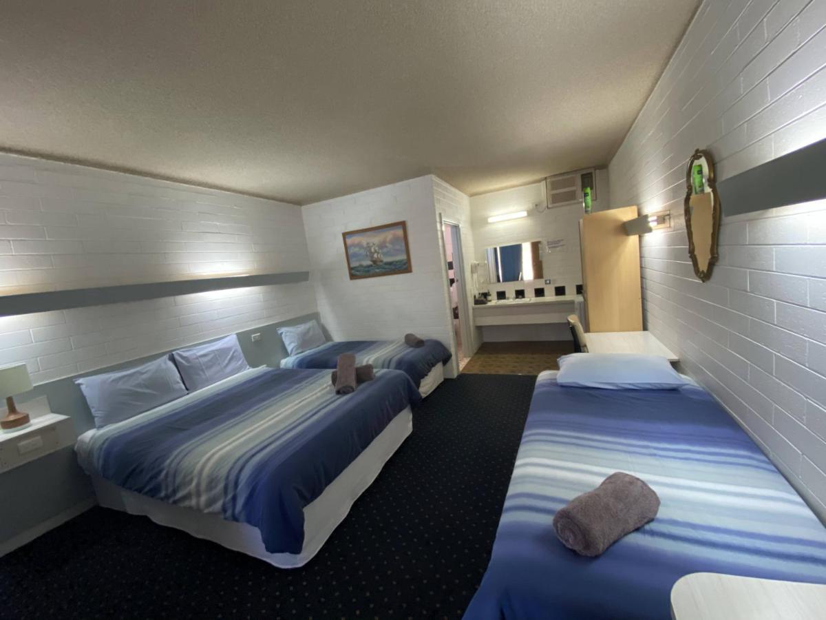 בלראנלד Capri Motel מראה חיצוני תמונה