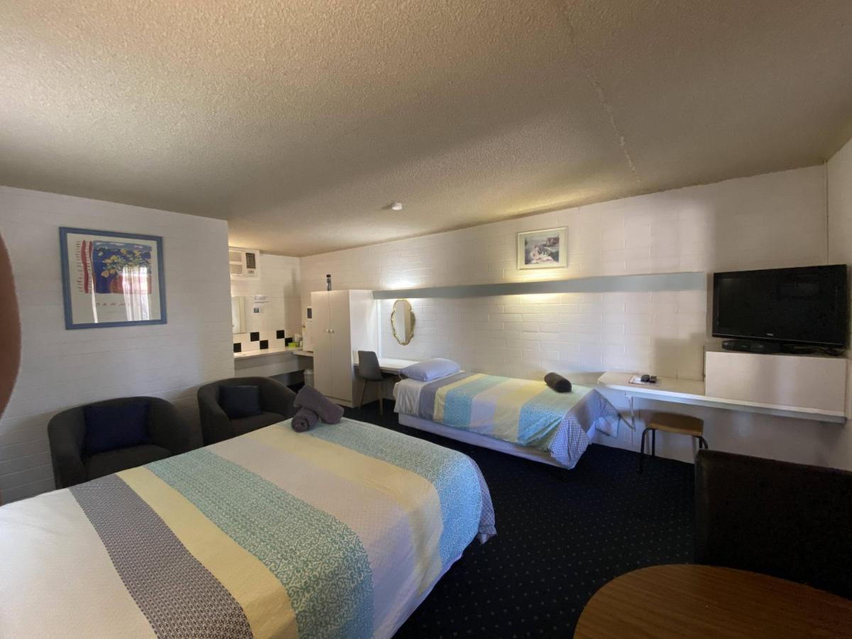 בלראנלד Capri Motel מראה חיצוני תמונה