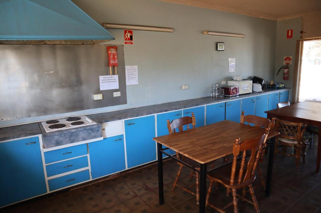 בלראנלד Capri Motel מראה חיצוני תמונה