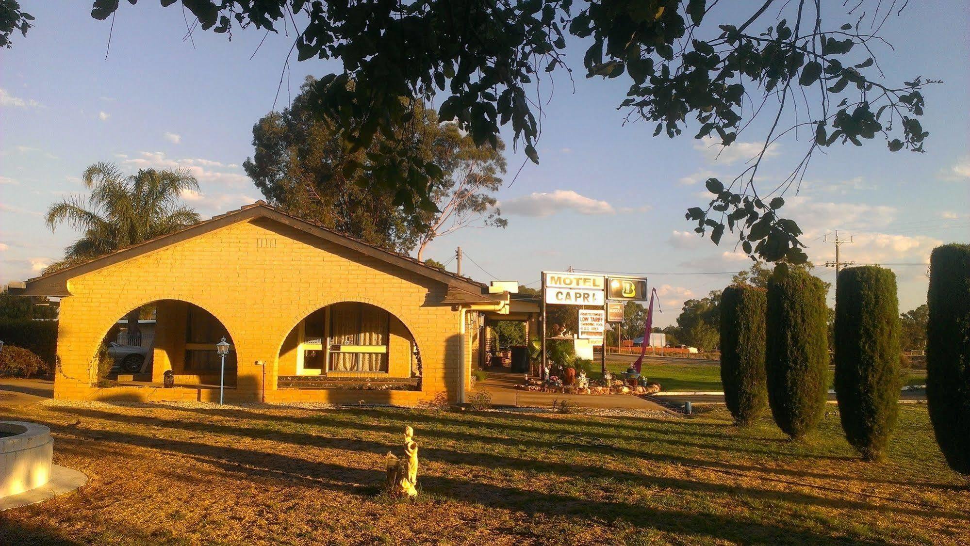 בלראנלד Capri Motel מראה חיצוני תמונה