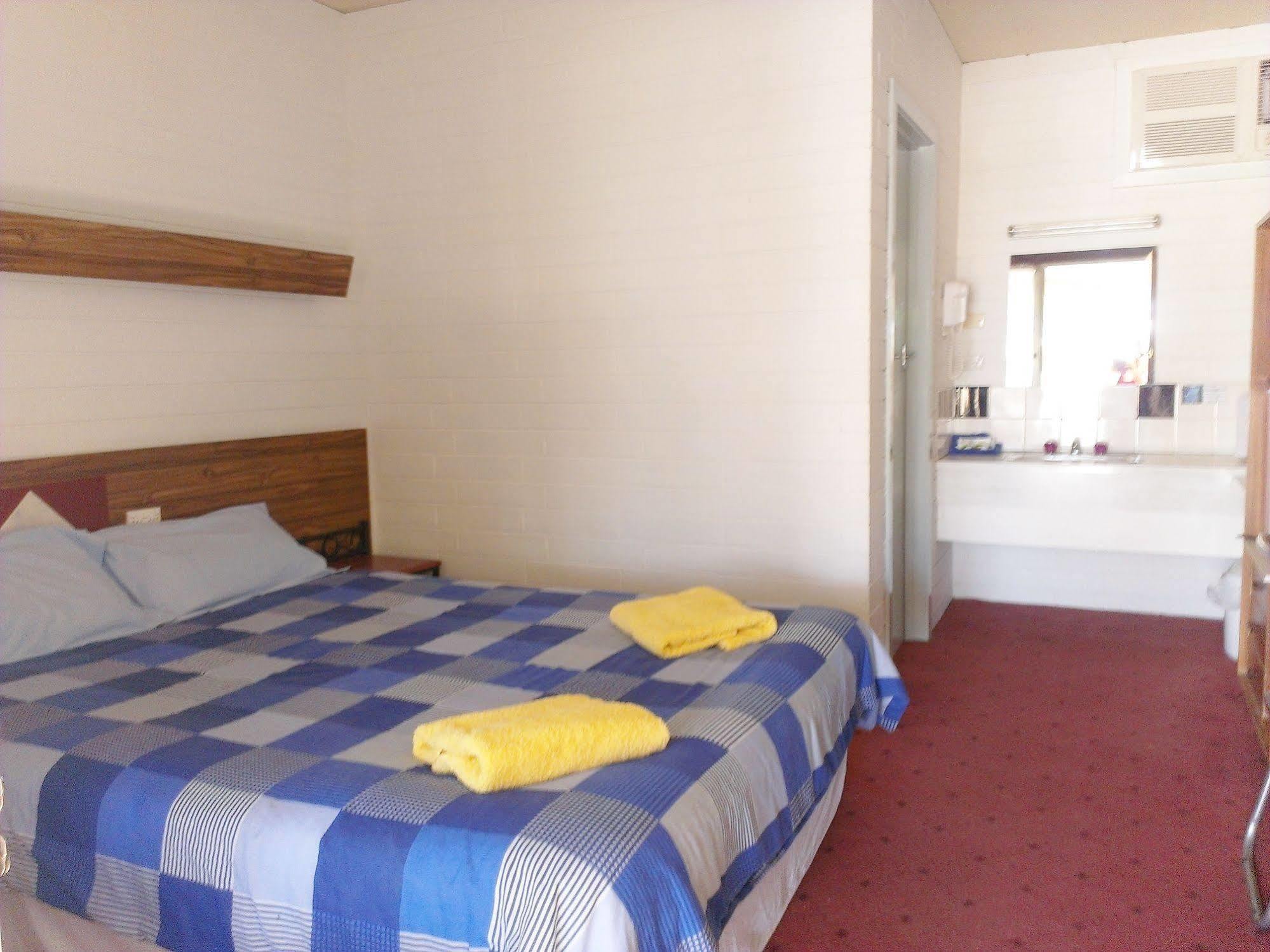 בלראנלד Capri Motel מראה חיצוני תמונה