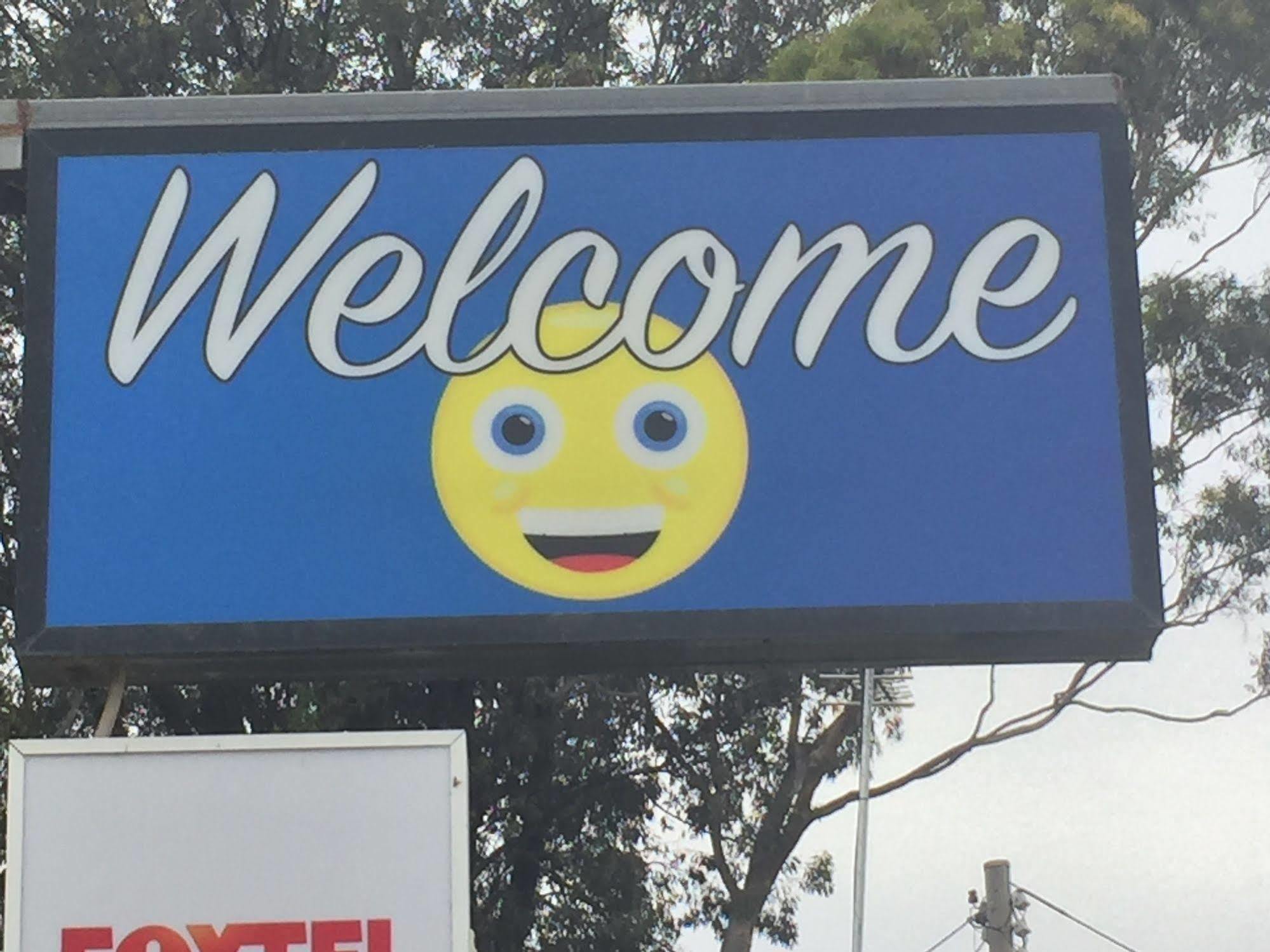 בלראנלד Capri Motel מראה חיצוני תמונה